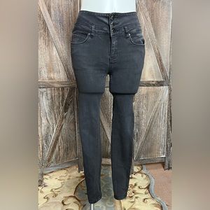 Kensie black skinny jean pants
SIZE 10/30